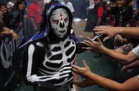 Hospitalizan a La Parka tras impactante caída durante una función