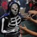 Hospitalizan a La Parka tras impactante caída durante una función