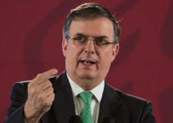 Dos mexicanos perecen durante el tiroteo en bar de Kansas: Ebrard