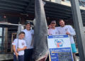 Niño pesca tiburón de más de 300 kilos