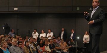 Tras protestas cancela Calderón su conferencia en el Tec de Monterrey