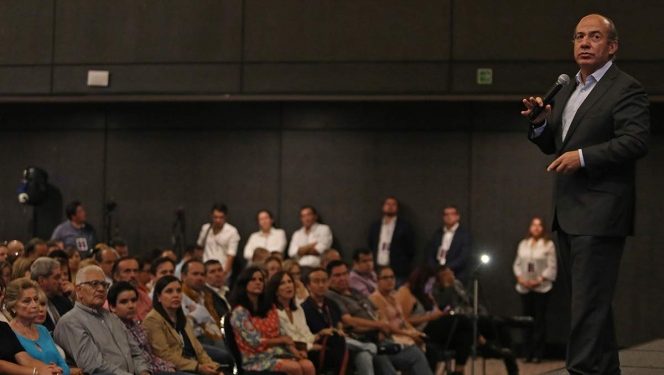 Tras protestas cancela Calderón su conferencia en el Tec de Monterrey