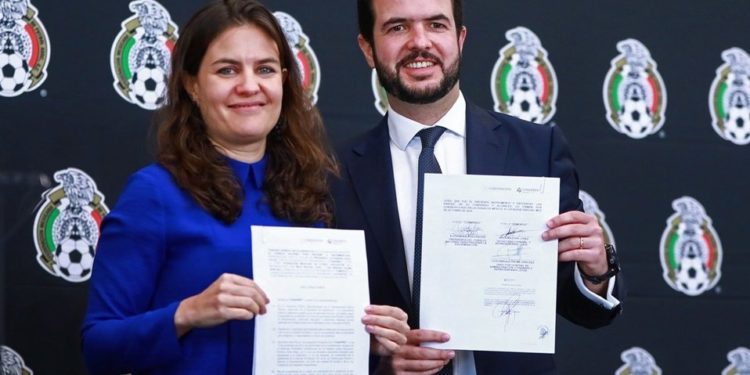 Firman acuerdo para acabar con discriminación y racismo en el futbol