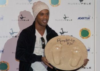 Se posterga la visita de Ronaldinho a Chile