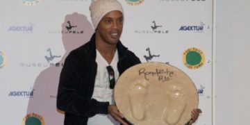 Se posterga la visita de Ronaldinho a Chile