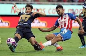Chivas vs Pumas por la jornada 13 del torneo mexicano de fútbol