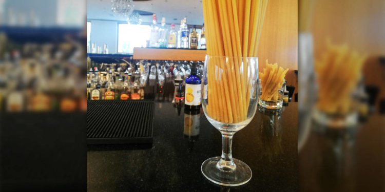 En Italia están empezando a usar sorbetes hechos de pasta
