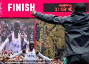 El keniano Eliud Kipchoge hace historia al terminar maratón en tiempo récord