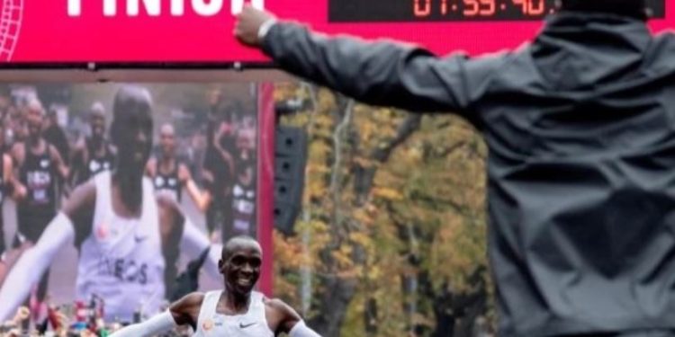 El keniano Eliud Kipchoge hace historia al terminar maratón en tiempo récord