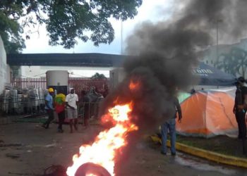 Migrantes africanos protestan por falta de atención