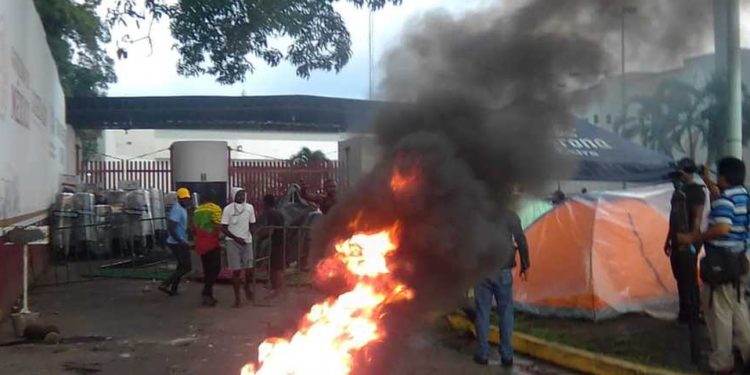 Migrantes africanos protestan por falta de atención