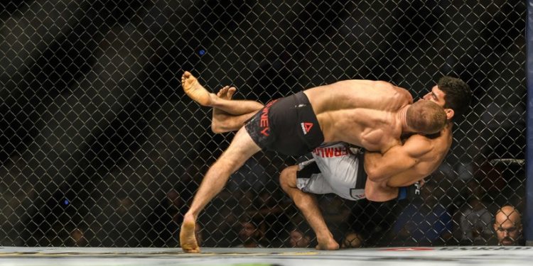 #VIDEO Luchador de artes marciales mixtas estrangula a su rival  y lo deja inconsciente