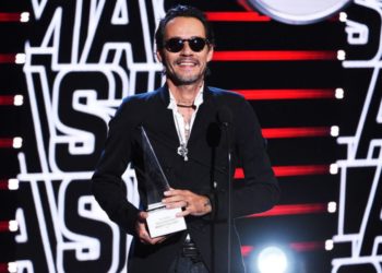 Le dan premio “Trayectoria de Excelencia” a Marc Anthony y lo dedica a José José