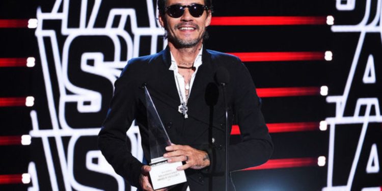 Le dan premio “Trayectoria de Excelencia” a Marc Anthony y lo dedica a José José