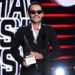 Le dan premio “Trayectoria de Excelencia” a Marc Anthony y lo dedica a José José