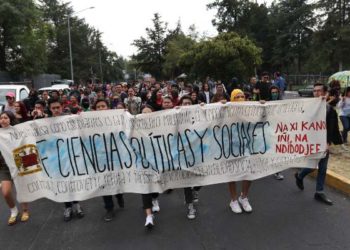 Alumnos de la UNAM marchan contra violencia de género y porros