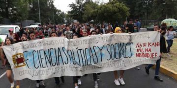 Alumnos de la UNAM marchan contra violencia de género y porros