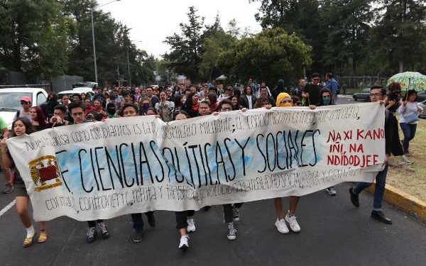 Alumnos de la UNAM marchan contra violencia de género y porros