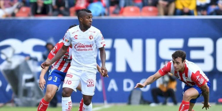 Afición del Atlético San Luis lanza insultos racistas contra Miler Bolaños de Xolos