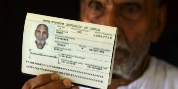 Un monje hindú de 123 años (gracias al yoga y la falta de sexo) causa revuelo en aeropuerto
