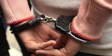 Detienen a mujer por robo a tienda departamental