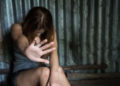 Denuncia mujer violación por más de 500 hombres durante 7 años desde los 11 años