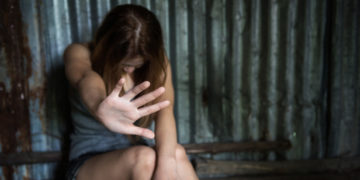 Denuncia mujer violación por más de 500 hombres durante 7 años desde los 11 años
