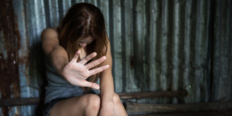 Denuncia mujer violación por más de 500 hombres durante 7 años desde los 11 años