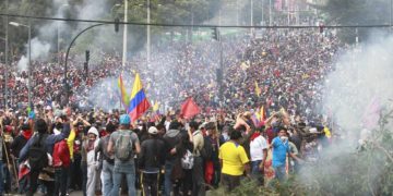 Decretan toque de queda parcial en Ecuador