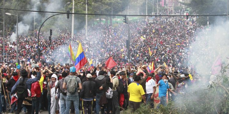 Decretan toque de queda parcial en Ecuador
