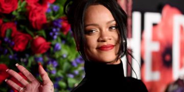 Colección de ropa contra el cáncer de mamá por Rihanna