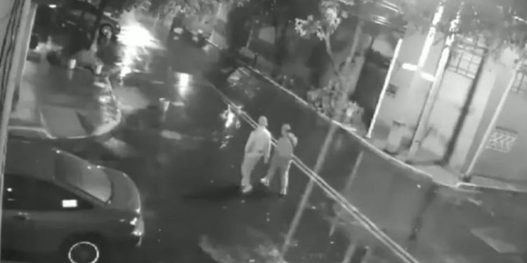 Sujetos se roban un auto en solo 30 segundos en la CDMX