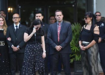 #VIDEO Rompe en llanto Sarita Sosa tras funeral de José José