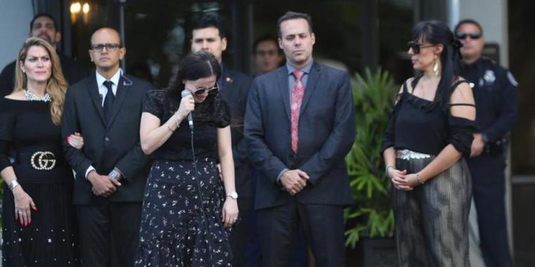 #VIDEO Rompe en llanto Sarita Sosa tras funeral de José José