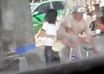 Hombre mayor que besa y manosea a niña en Oaxaca, es exhibido en redes