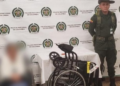 Detienen a abuelita en aeropuerto por llevar oculta droga en su silla de ruedas