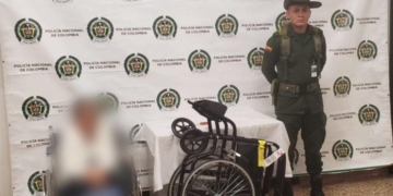Detienen a abuelita en aeropuerto por llevar oculta droga en su silla de ruedas