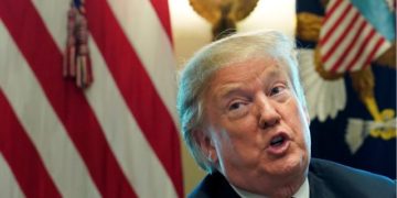 Trump pide al denunciante ucraniano que se presente