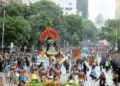 El desfile del Día de Muertos se realiza sin importar la lluvia