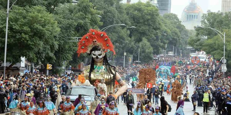 El desfile del Día de Muertos se realiza sin importar la lluvia