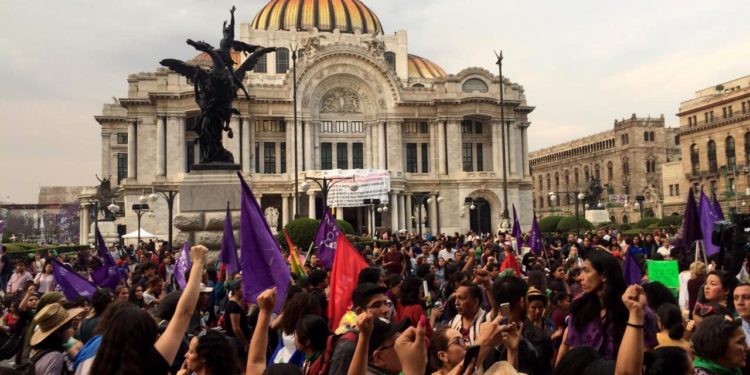 Miles en contra de la violencia hacia la mujer