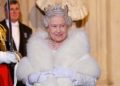 Reina Isabel abandona pieles de animales