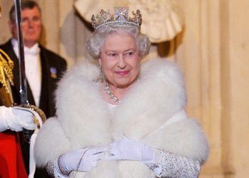 Reina Isabel abandona pieles de animales