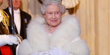 Reina Isabel abandona pieles de animales
