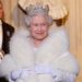Reina Isabel abandona pieles de animales