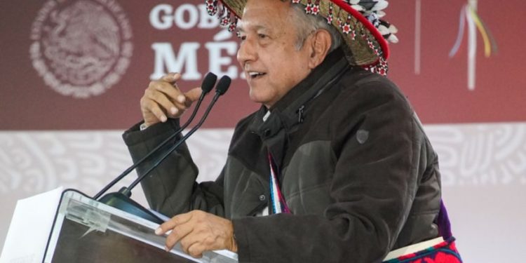 Ustedes me califican si vamos bien o estamos atrasados, plantea AMLO a duranguenses