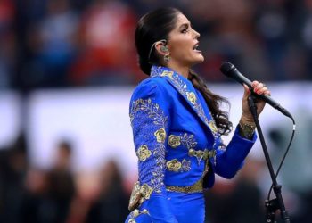 Ana Bárbara pide disculpas por error de una letra en Himno Nacional