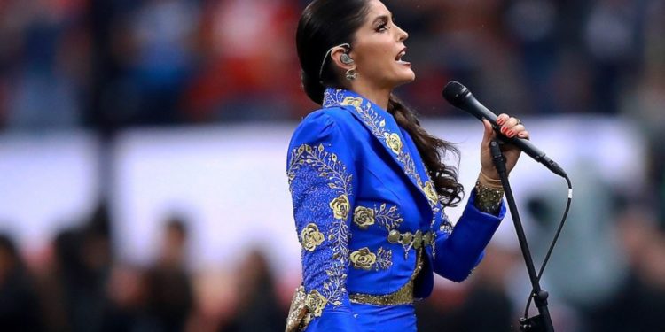 Ana Bárbara pide disculpas por error de una letra en Himno Nacional