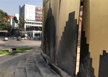 Sujeto arroja gasolina al Ángel de la Independencia