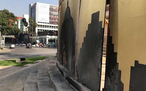 Sujeto arroja gasolina al Ángel de la Independencia